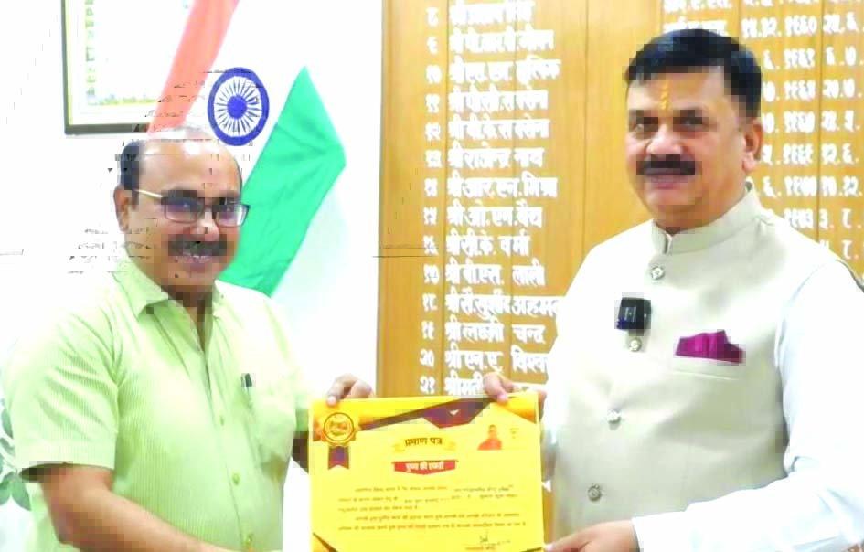 जौनपुर में गोवंश सेवा हेतु भूसा दान अभियान में प्रमाण पत्र देते जिलाधिकारी