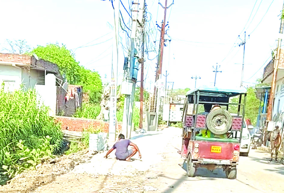जौनपुर वाजिदपुर उत्तरी में इंटरलॉकिंग सड़क निर्माण कार्य