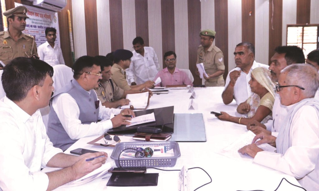 Jaunpur Samadhan Diwas DM hearing complaints
