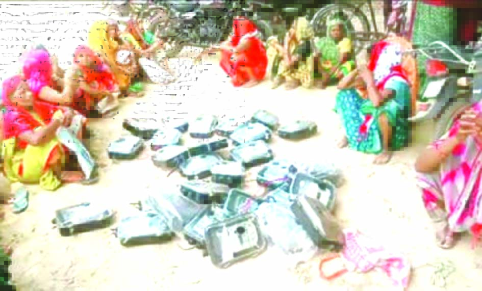 जौनपुर के डोभी में महिलाओं ने स्मार्ट मीटर फेंककर किया विरोध प्रदर्शन