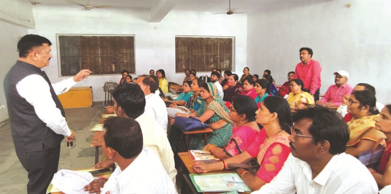 DM inspecting census 2027 training in Jaunpu