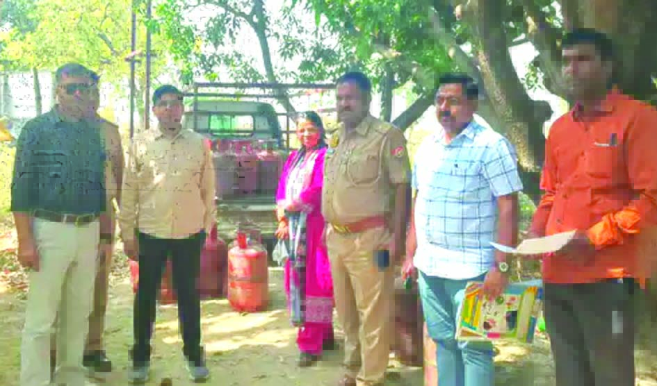 जौनपुर में अवैध गैस रिफिलिंग छापेमारी में बरामद गैस सिलेंडर और पुलिस टीम
