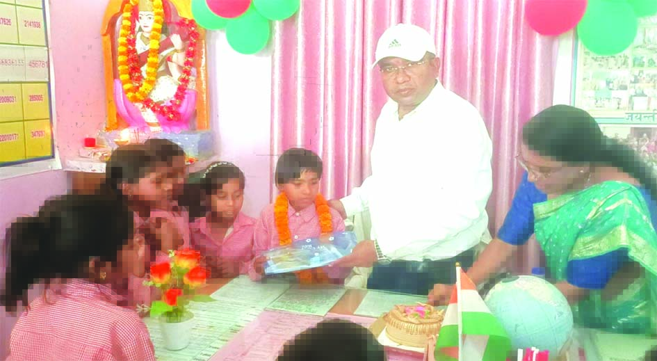 जौनपुर नामांकन मेले में बच्चों का प्रवेश कराते बीएसए अधिकारी