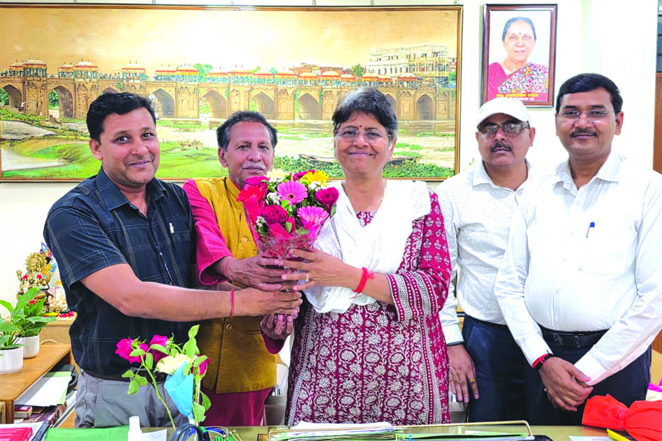 पूर्वांचल विश्वविद्यालय में स्ववित्तपोषित शिक्षक संघ का कुलपति से मुलाकात