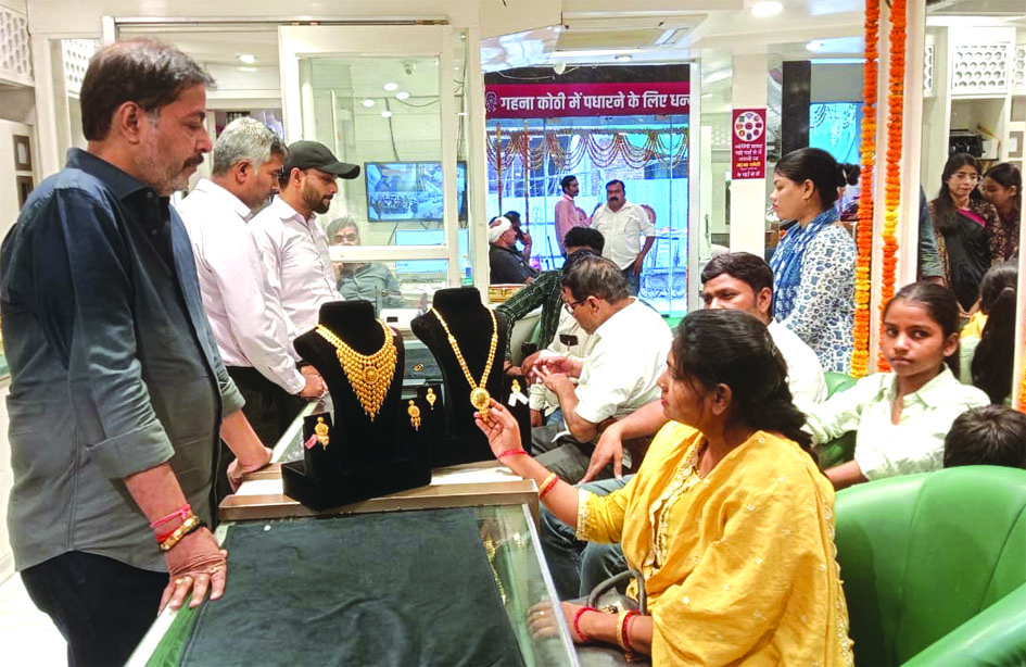 Jaunpur jewellery shops crowd Akshaya Tritiya Gold shopping rush Jaunpur market