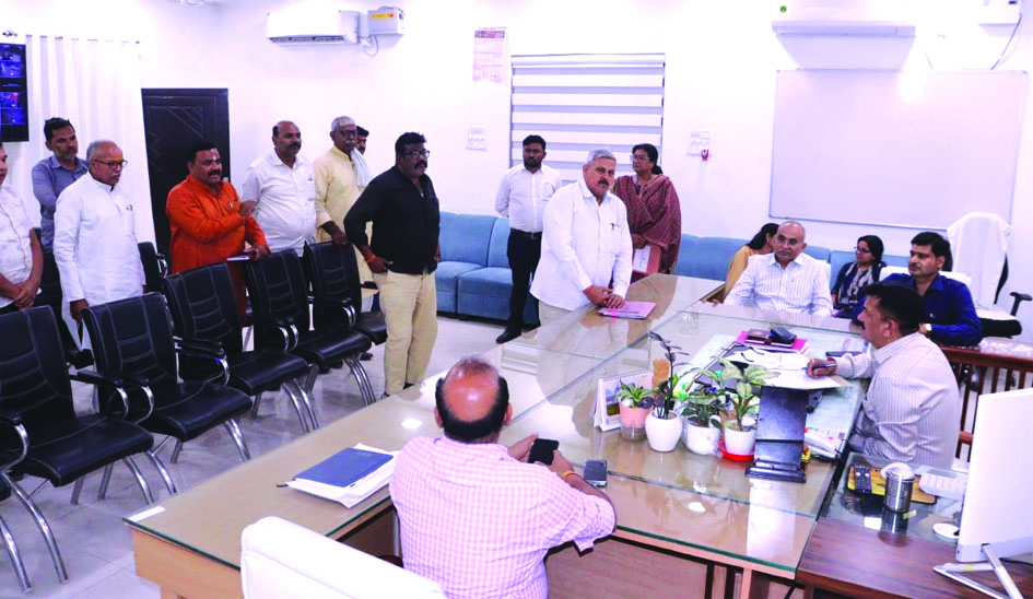 जौनपुर में मुख्यमंत्री ग्राम परिवहन योजना की बैठक जौनपुर कलेक्ट्रेट में मुख्यमंत्री ग्राम परिवहन योजना को लेकर जिलाधिकारी की बैठक