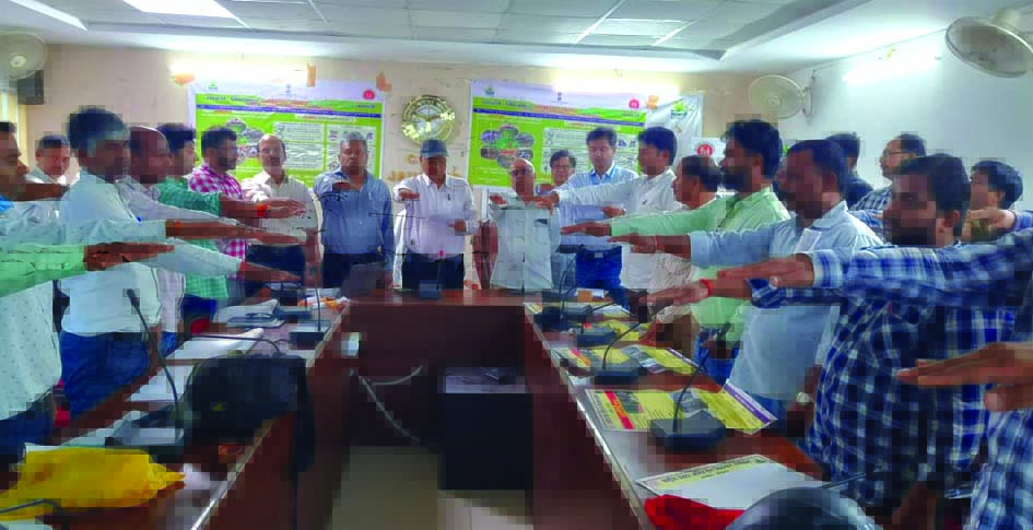 जौनपुर में विश्व मलेरिया दिवस पर आयोजित जागरूकता कार्यक्रम में शपथ लेते अधिकारी