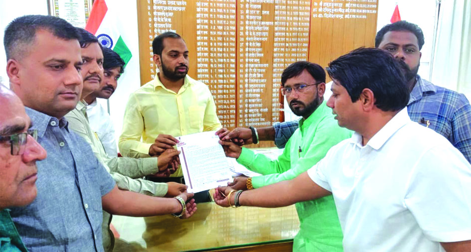 जौनपुर में निजी स्कूल फीस के खिलाफ विरोध करते लोग