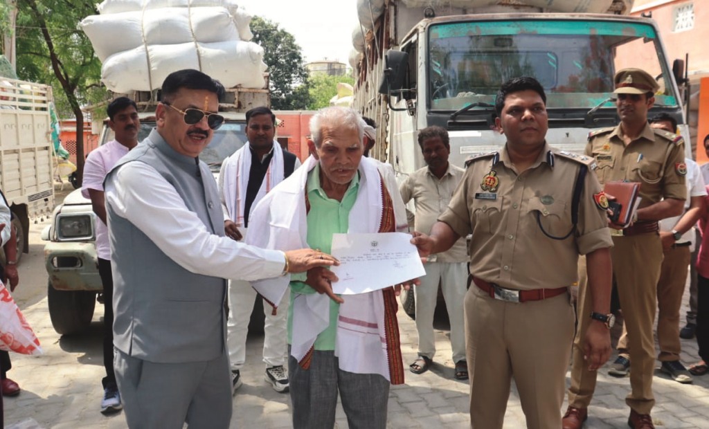 Jaunpur bhusa daan abhiyan 135 quintal gaushala