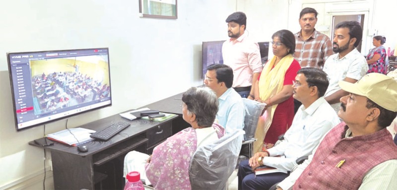 पूर्वांचल विश्वविद्यालय में परीक्षा की निगरानी करते कुलपति व अधिकारी