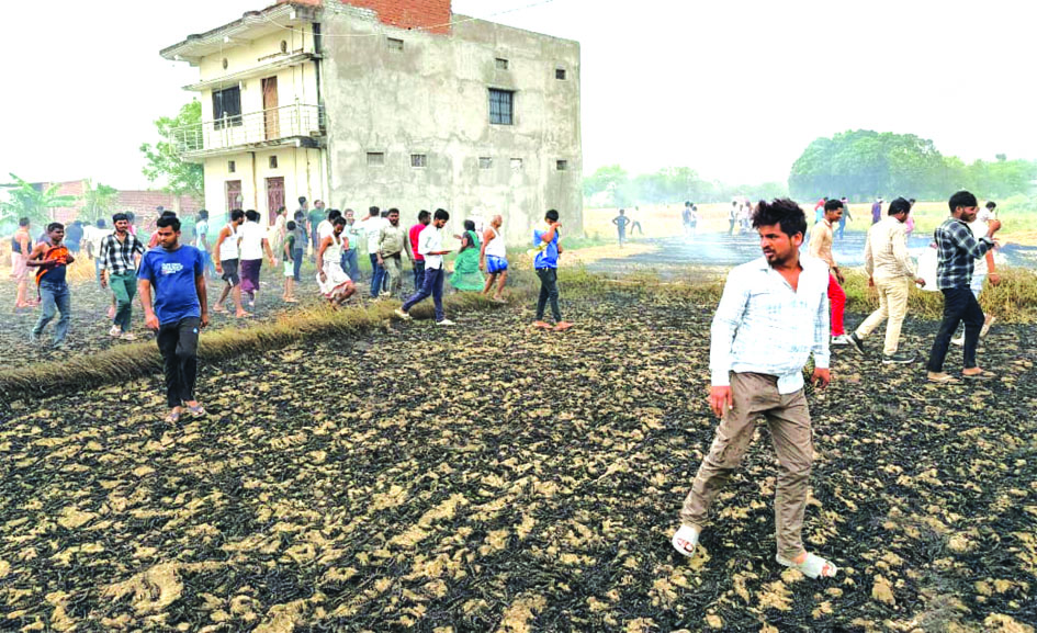 Wheat crop fire in Hakarapur Jaunpur जौनपुर के हकारपुर गांव में गेहूं के खेत में लगी भीषण आग