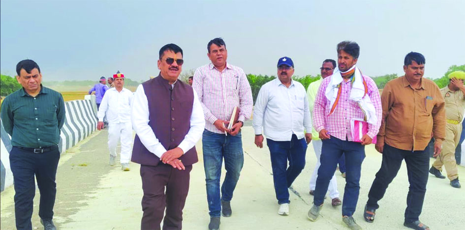 जौनपुर के मड़ियाहूं क्षेत्र में बसुही नदी पर बने नए पुल का निरीक्षण करते डीएम