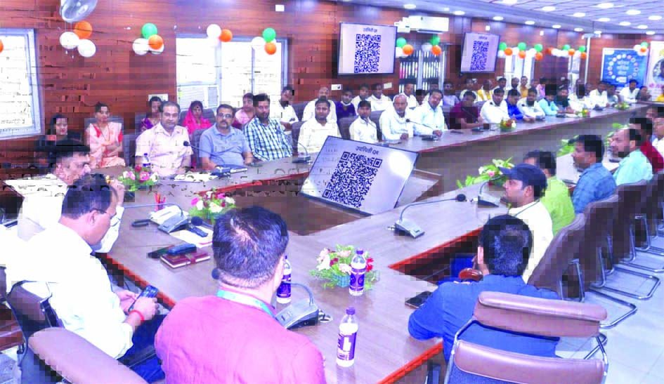 जौनपुर कलेक्ट्रेट सभागार में आयोजित वीएलई जागरूकता कार्यशाला में मौजूद संचालक