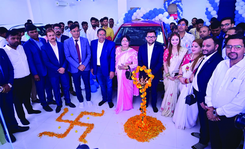 शाहगंज जौनपुर में कार शोरूम का उद्घाटन करते अतिथि