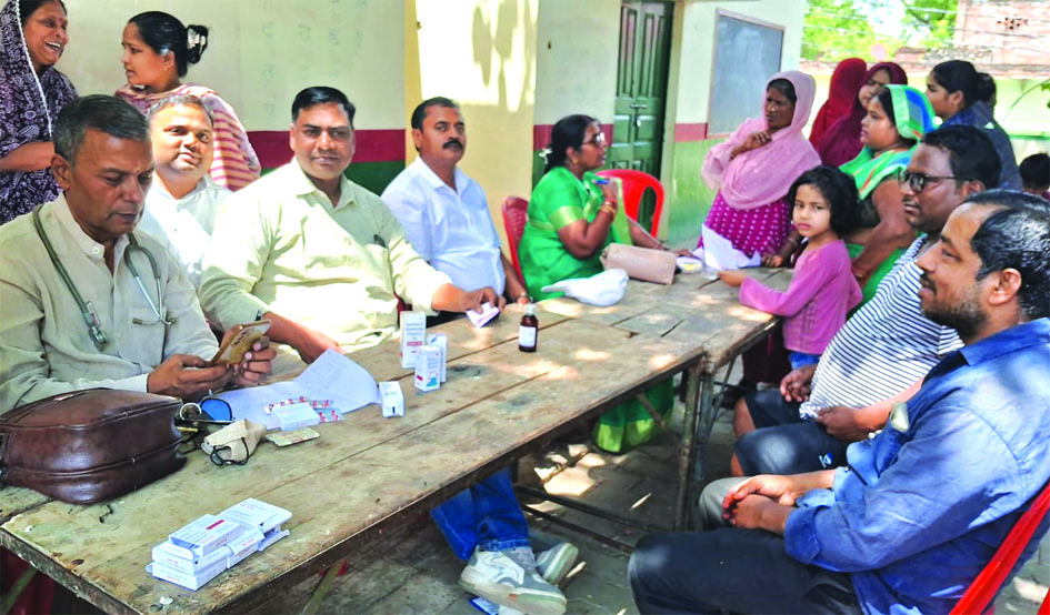 जफराबाद स्वास्थ्य शिविर में मरीजों की जांच करते डॉक्टर