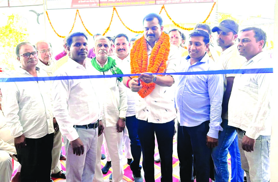 जौनपुर में आशादीप होम्योपैथिक फार्मेसी का उद्घाटन करते अतिथि