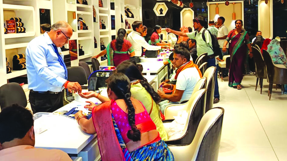 Akshaya Tritiya gold booking Jaunpur jewellery shop crowd