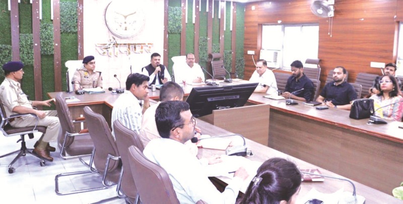 जौनपुर में होमगार्ड भर्ती परीक्षा को लेकर बैठक करते डीएम