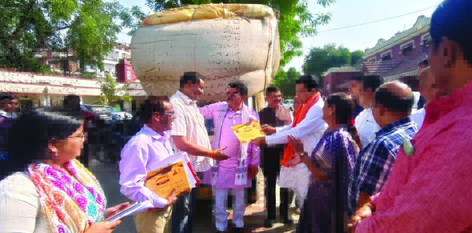 जौनपुर कलेक्ट्रेट परिसर में भूसा दान कार्यक्रम में मौजूद मंत्री और अधिकारी