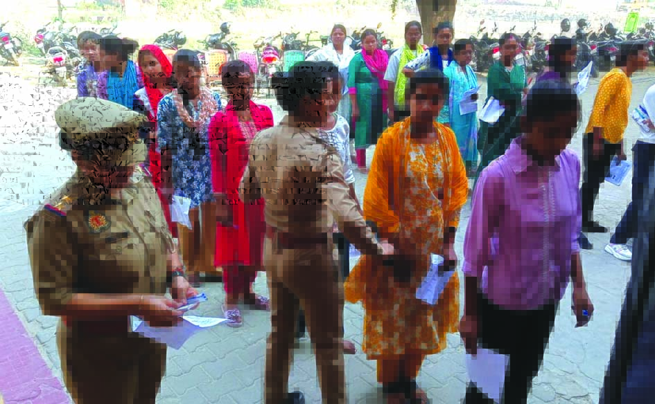 जौनपुर में होमगार्ड भर्ती परीक्षा केंद्र पर अभ्यर्थियों की भीड़ और सुरक्षा जांच