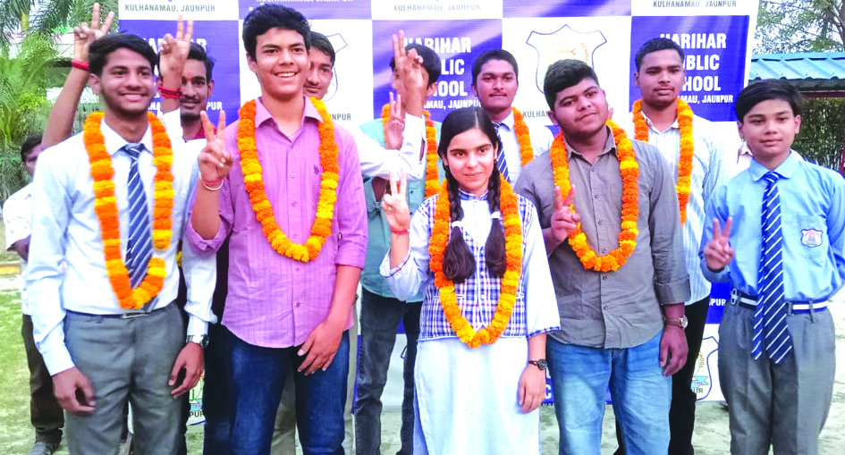 cbse-10th-result-jaunpur CBSE 10वीं रिजल्ट के बाद खुशी मनाते छात्र