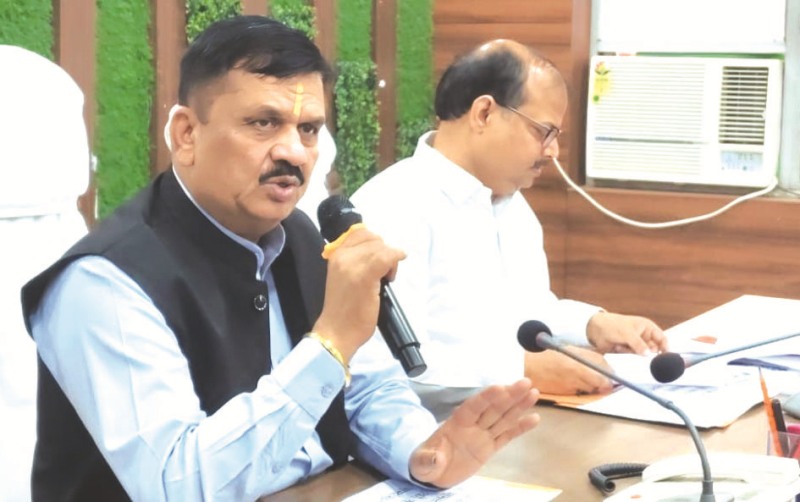 जौनपुर में उद्योग बंधु बैठक की अध्यक्षता करते डीएम