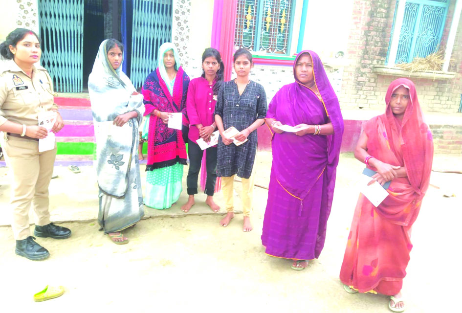 जौनपुर पुलिस द्वारा मिशन शक्ति अभियान के तहत महिलाओं और छात्राओं को जागरूक करते हुए