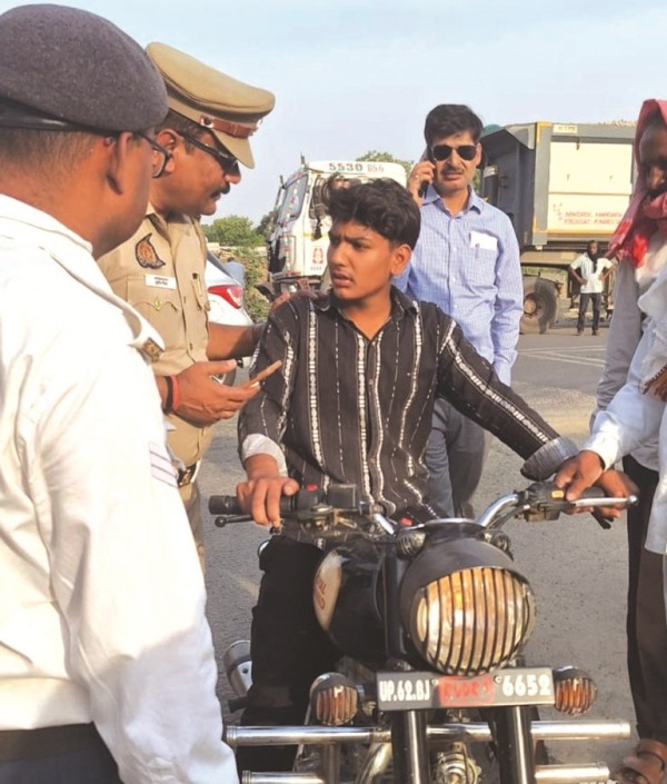 जौनपुर में मॉडिफाइड साइलेंसर अभियान के दौरान बाइक चालकों पर कार्रवाई