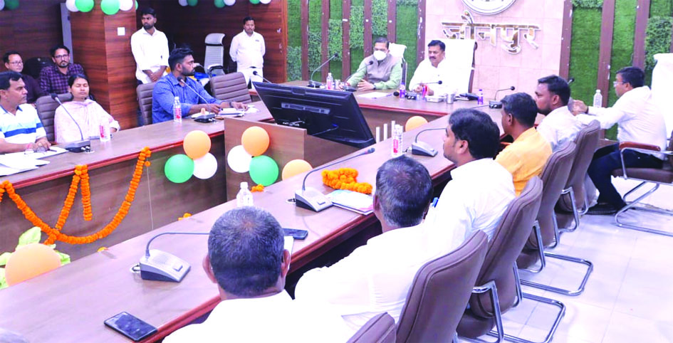 जौनपुर में जल जीवन मिशन की समीक्षा बैठक करते जिलाधिकारी