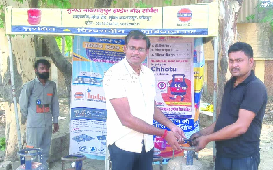 जौनपुर सतहरिया औद्योगिक क्षेत्र में प्रवासी श्रमिकों को खाद्यान्न वितरण शिविर