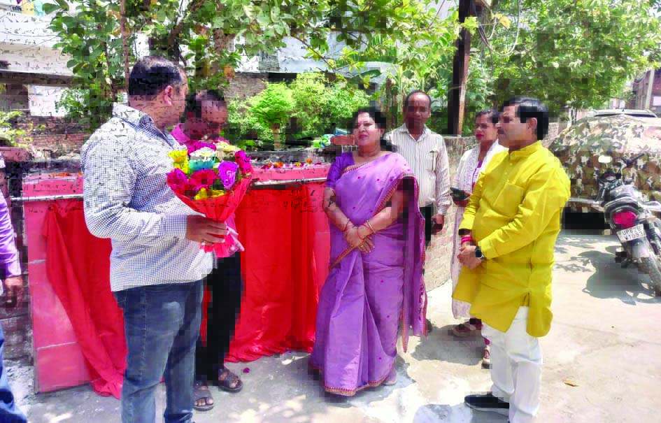 जौनपुर में विकास कार्यों का लोकार्पण करती नगर पालिका अध्यक्ष मनोरमा मौर्या