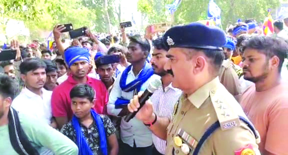 जौनपुर में अंबेडकर प्रतिमा से छेड़छाड़ के बाद ग्रामीणों का प्रदर्शन