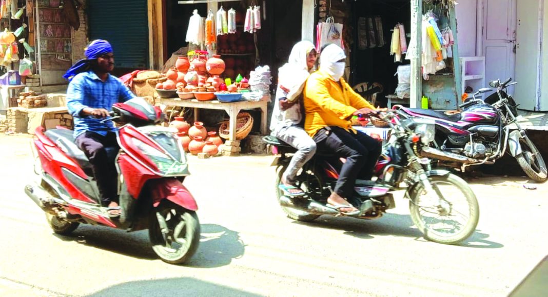 जौनपुर में भीषण गर्मी और लू से परेशान लोग