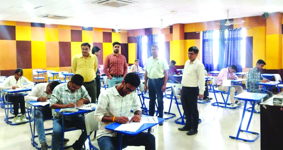 रज्जू भैया संस्थान में स्नातक परीक्षाएं शांतिपूर्वक शुरू