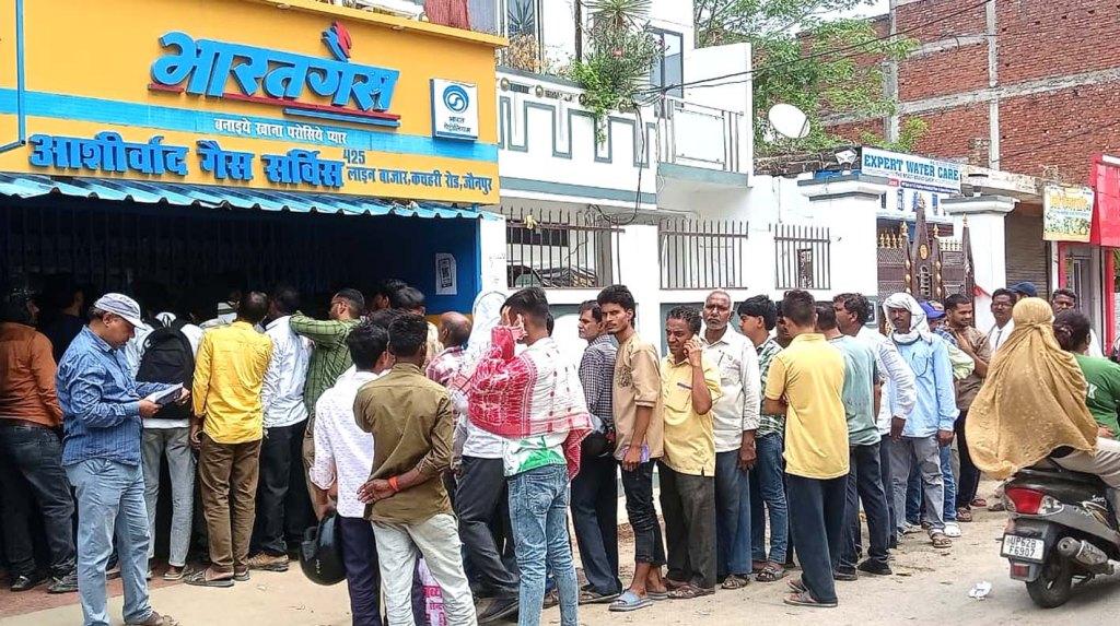 जौनपुर में गैस सिलेंडर के लिए लाइन में लगे लोग