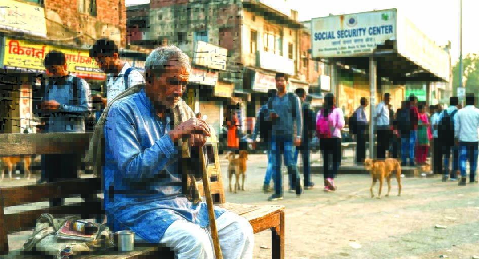 अकेले बैठे बुजुर्ग दंपत्ति का प्रतीकात्मक दृश्य