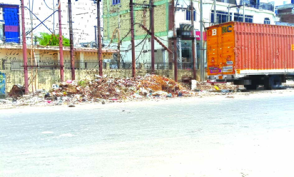 जौनपुर में सफाई व्यवस्था बदहाल जौनपुर के सिपाह इलाके में ट्रांसफार्मर के नीचे लगा कूड़े का ढेर