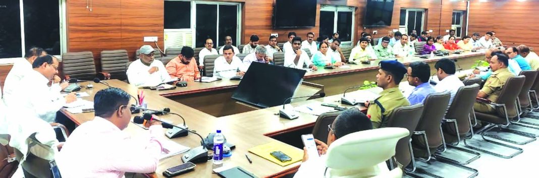 सहायक आचार्य भर्ती परीक्षा को लेकर समीक्षा बैठक जौनपुर कलेक्ट्रेट में परीक्षा तैयारियों की समीक्षा बैठक करते अधिकारी