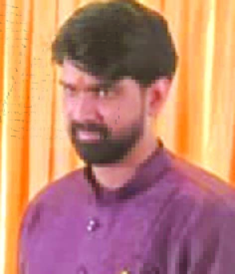 जौनपुर हाईवे हादसे में युवक की मौत सड़क हादसे के बाद क्षतिग्रस्त बाइक और मौके पर जुटी भीड़