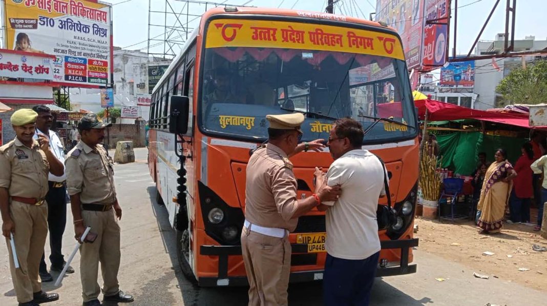 जेसीज चौराहे पर खड़ी रोडवेज बसें और जाम