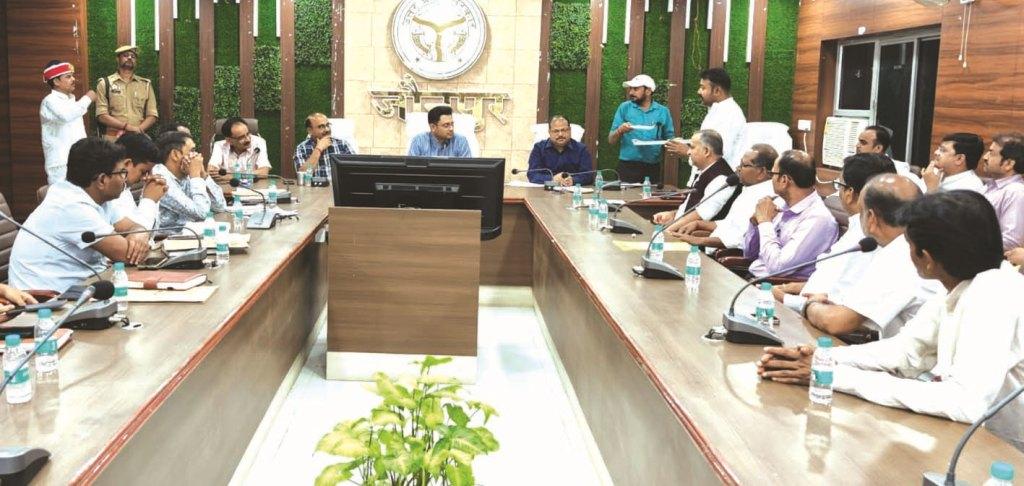 जौनपुर में विद्युत व्यवस्था को लेकर समीक्षा बैठक करते जिलाधिकारी