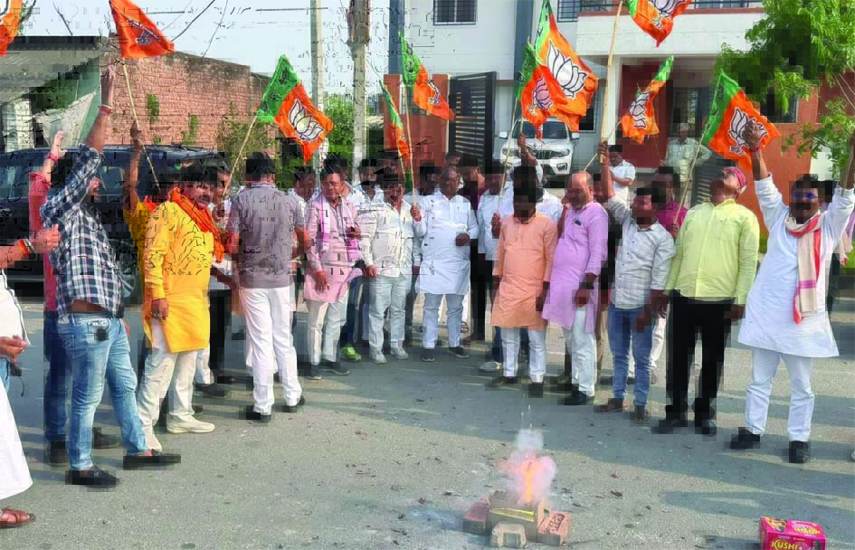 जौनपुर में भाजपा कार्यकर्ताओं का जश्न