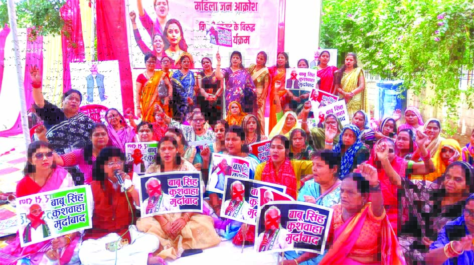 Jaunpur Women Protest Nari Shakti Vandan जौनपुर में नारी शक्ति वंदन अधिनियम के समर्थन में प्रदर्शन करती महिलाएं