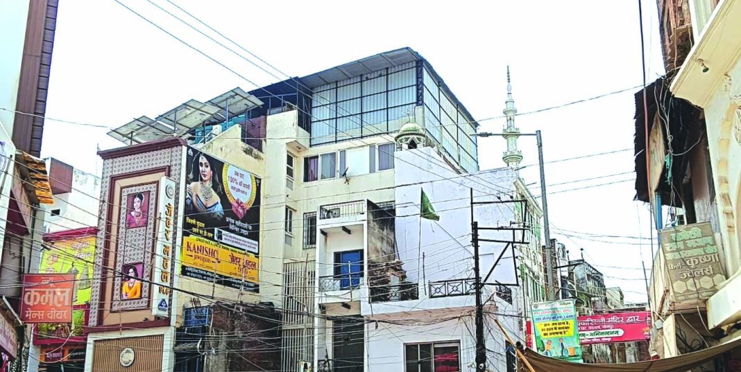 जौनपुर में बिना गर्डिंग की हाई वोल्टेज बिजली लाइन