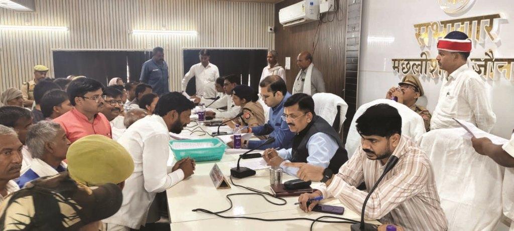 जौनपुर में संपूर्ण समाधान दिवस के दौरान शिकायत सुनते अधिकारी