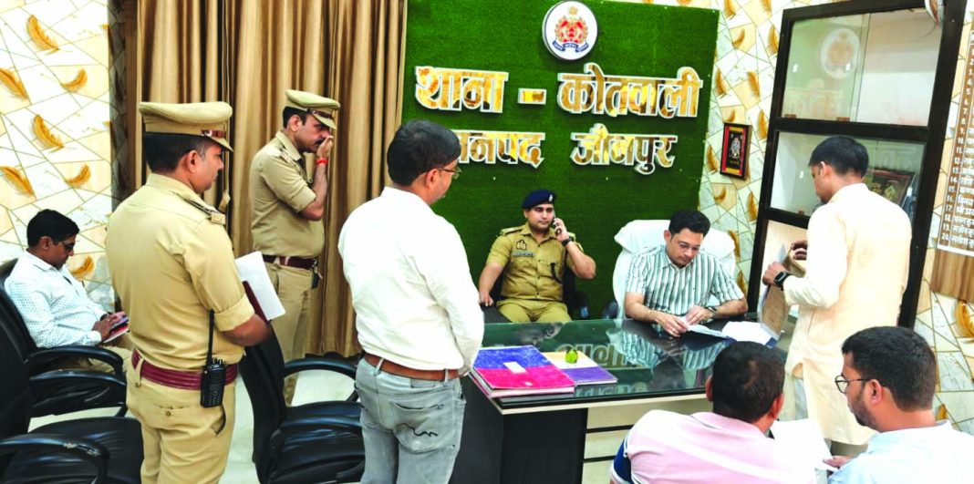 थाना समाधान दिवस में जनसुनवाई कोतवाली जौनपुर में थाना समाधान दिवस के दौरान शिकायतें सुनते जिलाधिकारी