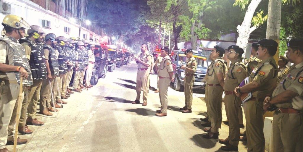 जौनपुर पुलिस लाइन सभागार में समीक्षा बैठक करते पुलिस अधिकारी