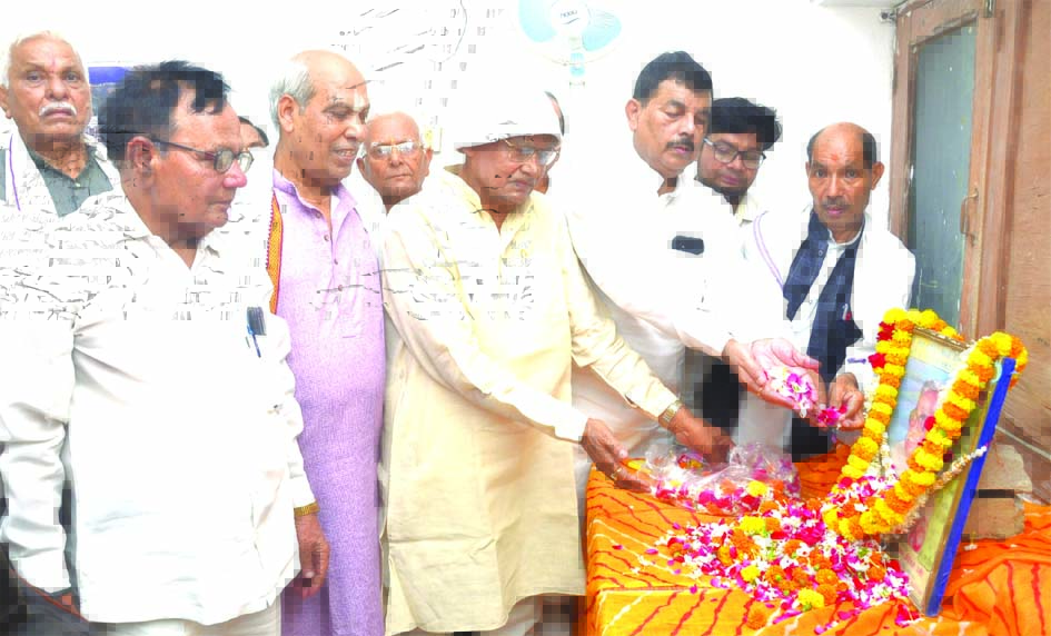 संघर्ष संकल्प दिवस कार्यक्रम जौनपुर में स्व. बी. एन. सिंह को श्रद्धांजलि अर्पित करते कर्मचारी और पेंशनर्स