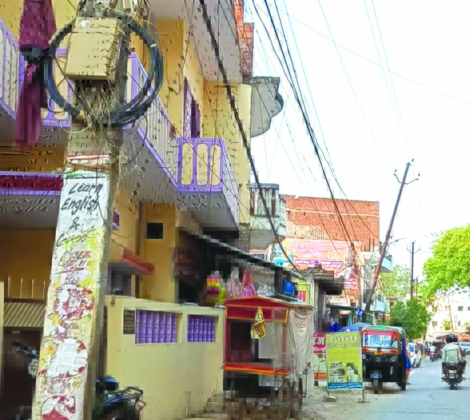 जौनपुर में लटकते बिजली के तार और खुले ट्रांसफार्मर