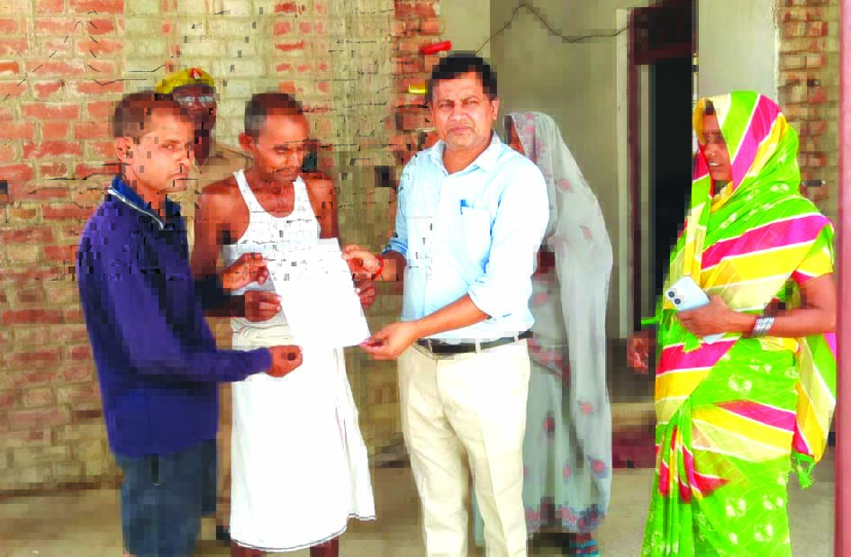 प्रशासनिक अधिकारी राहत सहायता से जुड़ी फाइलों के साथ